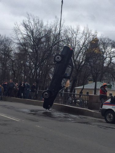В Петербурге доставали автомобиль из Крюкова канала