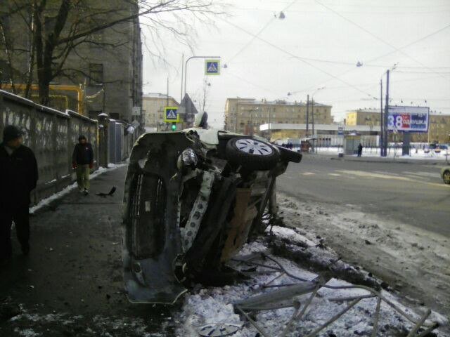 В Петербурге пьяный водитель перевернул припаркованный Citroen, 15 апреля