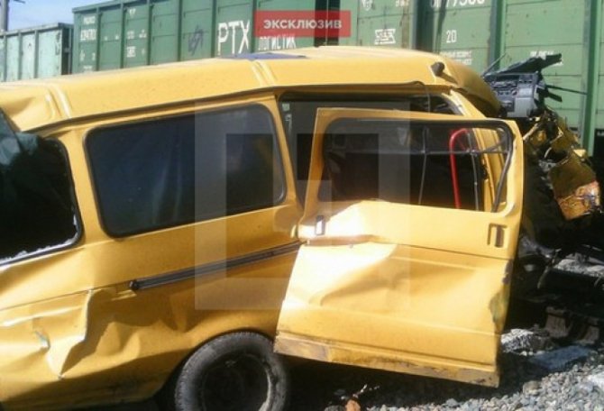 Под Омском школьный автобус сбит грузовым поездом, есть погибшие, 14 апреля
