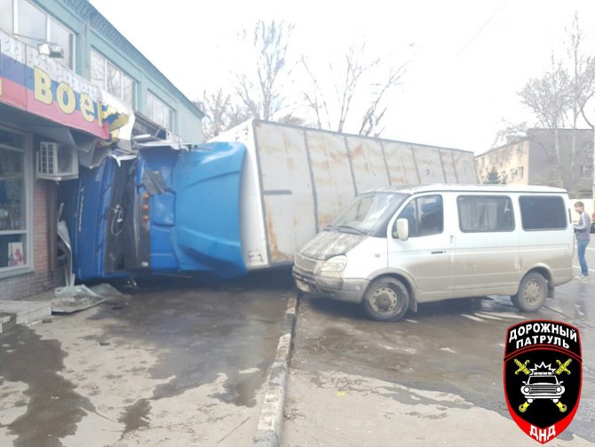 В Саратове водитель фуры без тормозов завалил машину на торговый павильон, чтобы избежать жертв