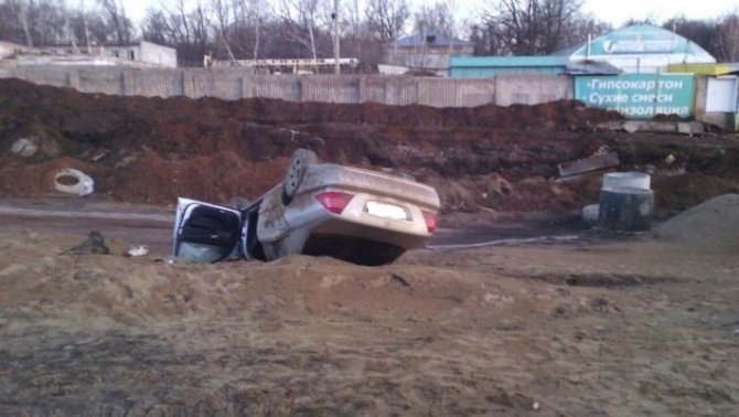 В Самаре водитель Mercedes «бортанул» Hyundai , выехал на ремонтируемую дорогу и перевернулся