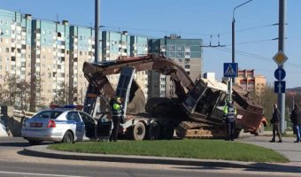 В Гродно в ДТП с трала упал экскаватор, перекрыв движение