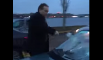 В Петербурге после ДТП один водитель молотком разбил машину второго