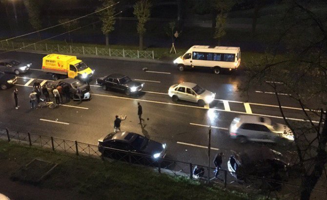 В Петербурге в массовом ДТП на Стачек пострадали три человека (3).jpg