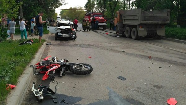 В Таганроге в ДТП с КамАЗом погиб мотоциклист (1).jpg