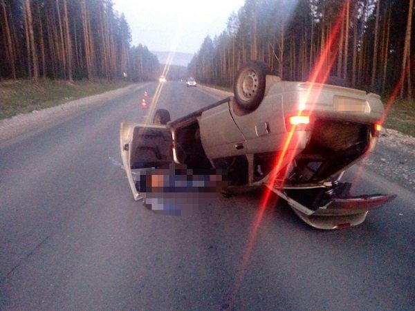 В Башкирии в опрокинувшейся машине погибла девушка.jpg