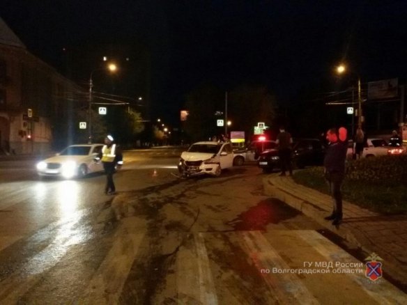 В центре Волгограда в ДТП погиб водитель иномарки.jpg