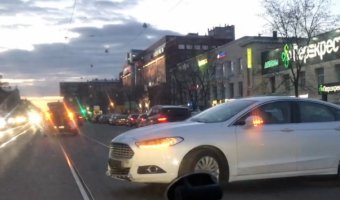 Досадное вечернее ДТП на проспекте Энгельса в Петербурге - столкновение Kia Soul и Ford Mondeo 