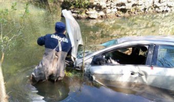 Под Орлом погиб водитель упавшей в реку иномарки