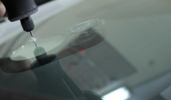 Как отремонтировать сколы на лобовом стекле автомобиля своими руками