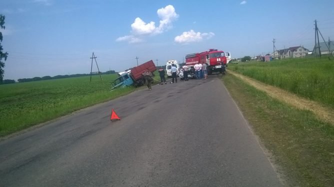В Барнауле в ДТП с грузовиком погиб 21-летний водитель легковушки.jpg