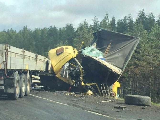 На трассе «Скандинавия» столкнулись грузовики (1).jpg