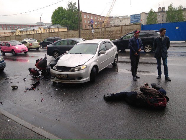 Авария с мотоциклом произошла на Урасльской в Петербурге (4).jpg
