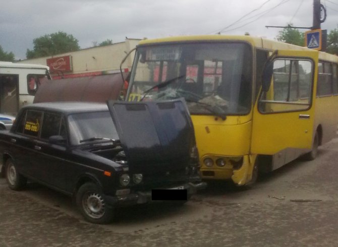 В Иванове автобус с пассажирами снес остановку (2).jpg