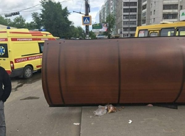 В Иванове автобус с пассажирами снес остановку (1).jpg