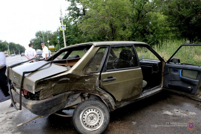 В Волгограде в ДТП пассажирка ВАЗа вылетела через лобовое стекло (1).jpg