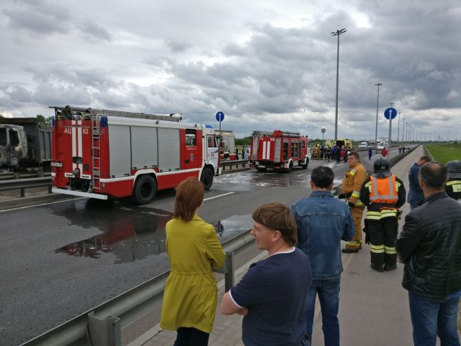 На юге Петербурга в ДТП с горящим самосвалом погиб человек (10).JPG