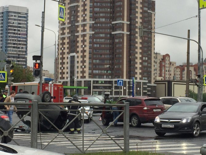 В Петербурге BMW опрокинул «Калину» (3).jpg
