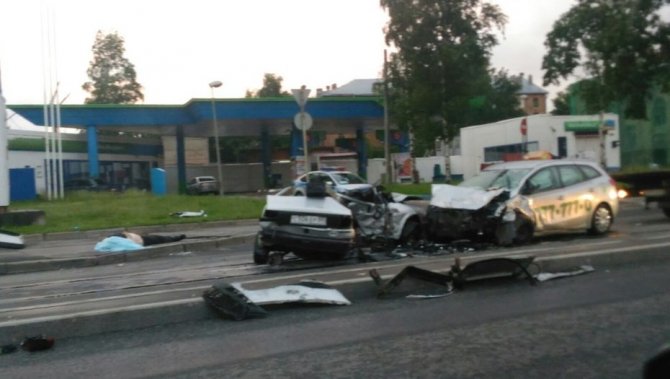 В ДТП в Петербурге на Октябрьской набережной погиб молодой водитель (3).jpg