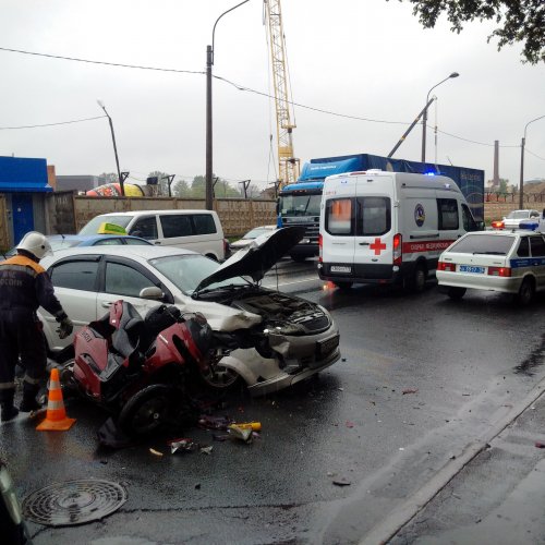 Авария с мотоциклом произошла на Урасльской в Петербурге (1).jpg