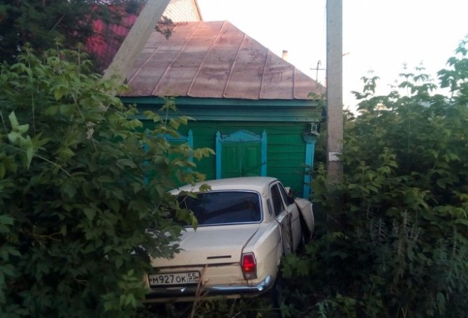 В Омске пьяный водитель протаранил жилой дом (1).jpg