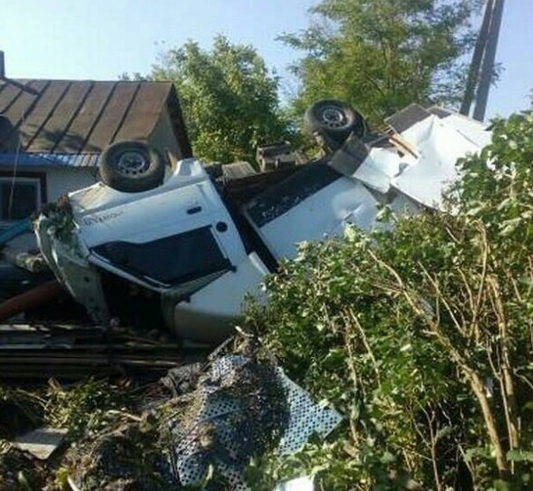 На Кубани водитель уснул и погиб, врезавшись в дом.jpg