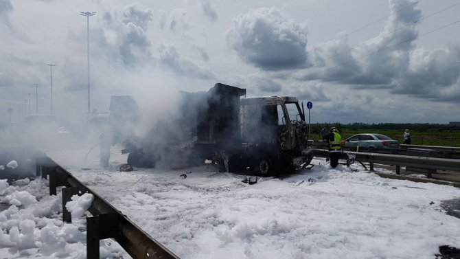 В Петербурге на Витебском проспекте «КамАЗ» и «Форд» загорелись после столкновения