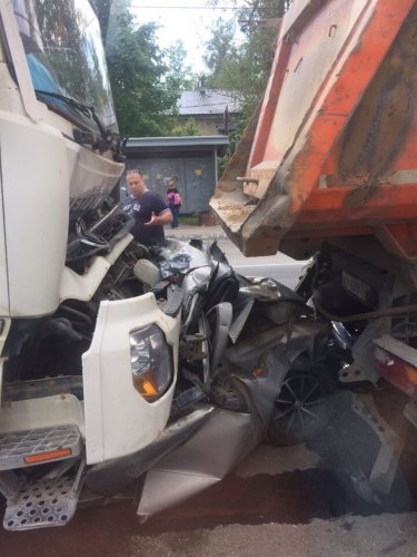 В Кузьмолово в ДТП легковушку раздавило грузовиками (2).jpg