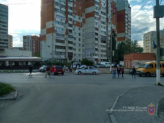 В Волгограде после ДТП автомобиль отбросило на пешехода.jpg