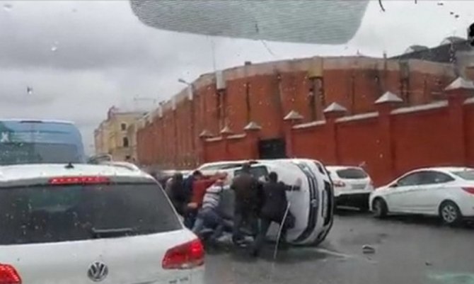 На Синопской набережной в Петербурге опрокинулся автомобиль пострадала женщина.jpg