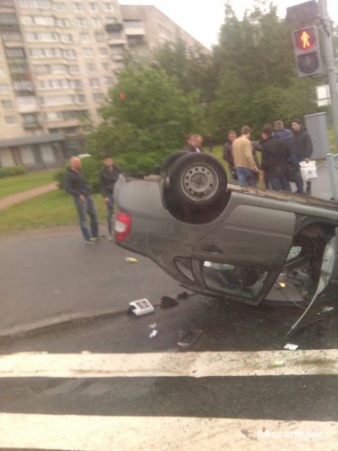 В Петербурге BMW опрокинул «Калину» (6).jpg