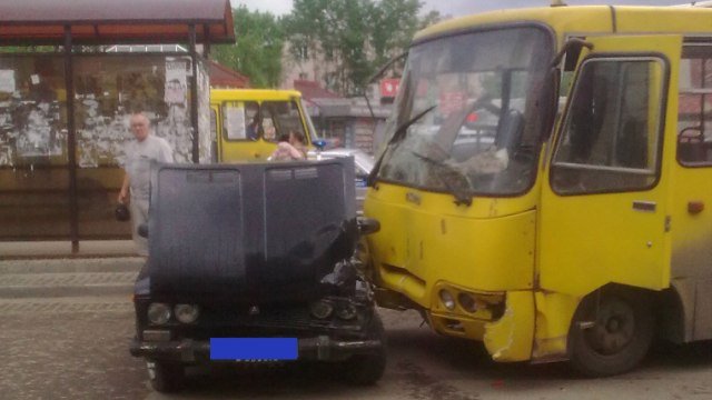 В Иванове автобус с пассажирами снес остановку (4).jpg