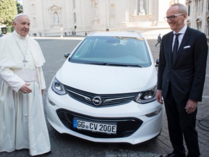 Папа Римский получил электрокар Opel.jpg