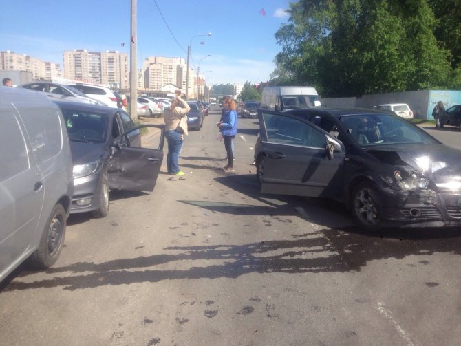 В Петербурге на улице Вербной произошло массовое ДТП с пострадавшим (2).jpg