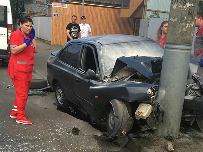 В Краснодаре машина врезалась в столб погибли три человека (1).jpg