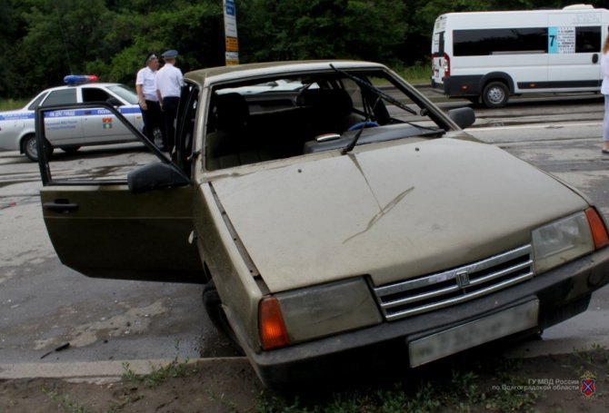 В Волгограде в ДТП пассажирка ВАЗа вылетела через лобовое стекло (3).jpg