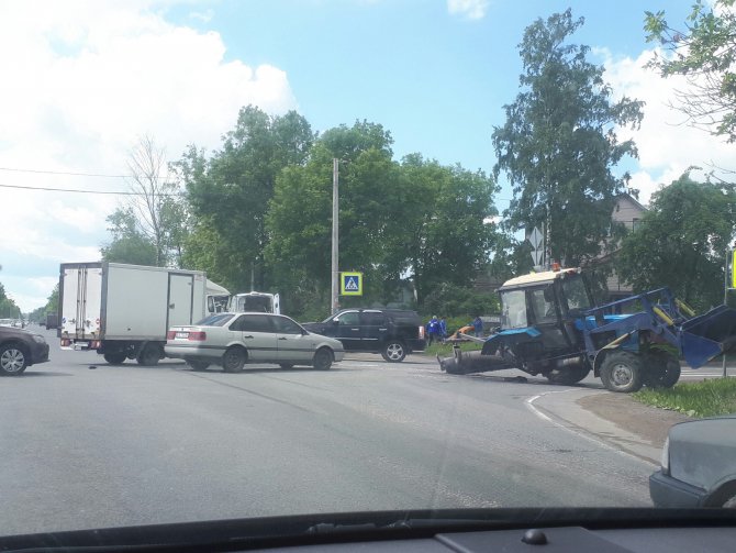 В Петербурге трактор не уступил дорогу фургону и спровоцировал ДТП