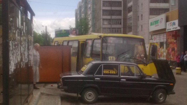В Иванове автобус с пассажирами снес остановку (3).jpg