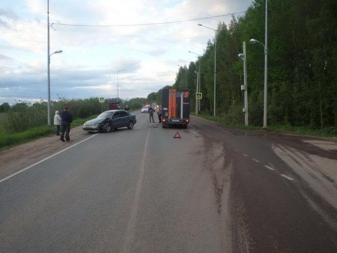 В Кировской области иномарка сбила школьников на переходе погибла 12-летняя девочка (2).jpg