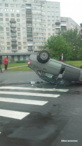 В Петербурге BMW опрокинул «Калину» (5).jpg