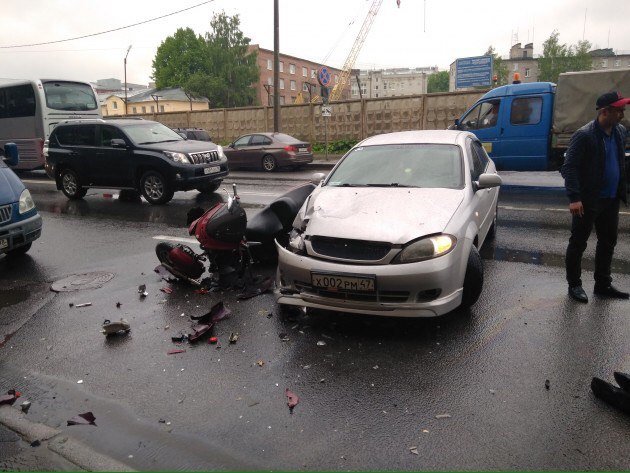 Авария с мотоциклом произошла на Урасльской в Петербурге (3).jpg