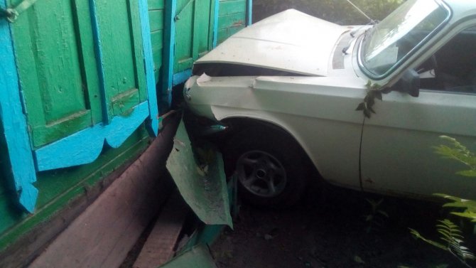 В Омске пьяный водитель протаранил жилой дом (2).jpg