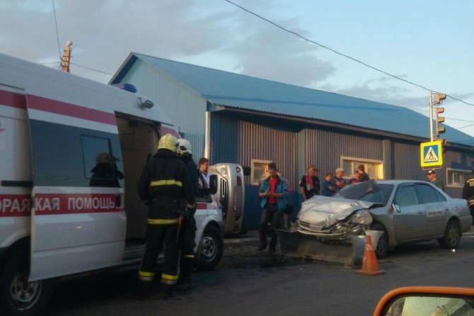 В Иркутске после столкновения с такси перевернулась Toyota (2).jpg