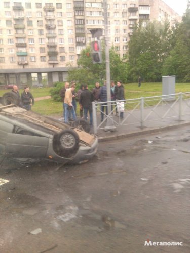 В Петербурге BMW опрокинул «Калину» (1).jpg