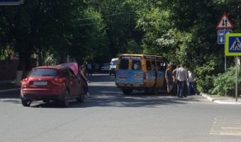 В Астрахани водитель маршрутки устроил ДТП с пострадавшими