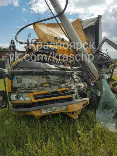Догнать обидчика ценой здоровья водитель грузовика в погоне за вором попал в серьезное ДТП под Красноярском (1).jpg