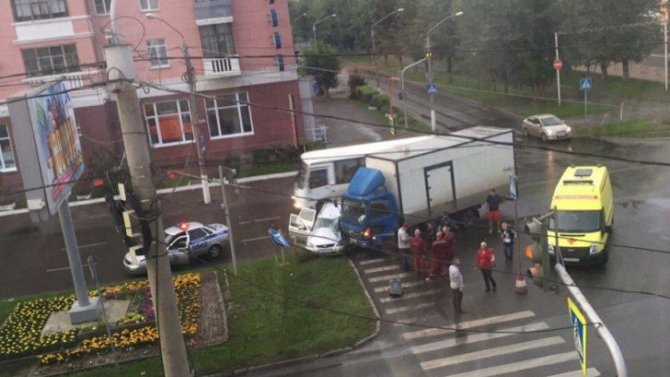 5-летний ребенок пострадал в ДТП с грузовиком в Барнауле (2).jpg