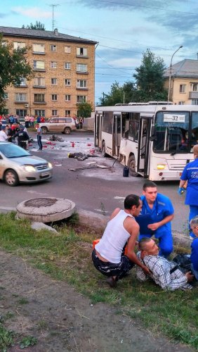 Мотоциклист погиб в ДТП с горящим автобусом в Красноярске (2).jpg