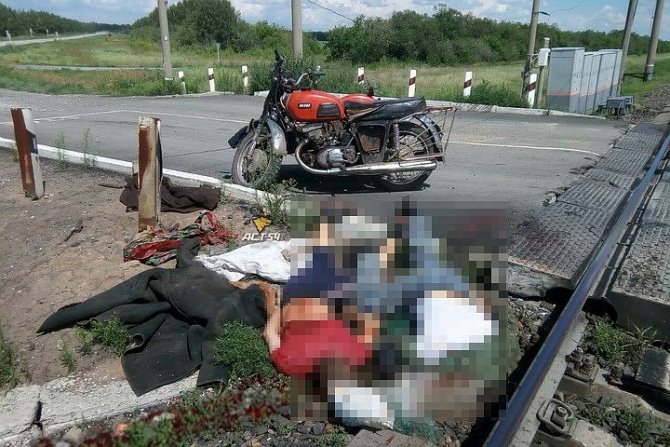 Под Новосибирском поезд протаранил мотоцикл погибли двое.jpg