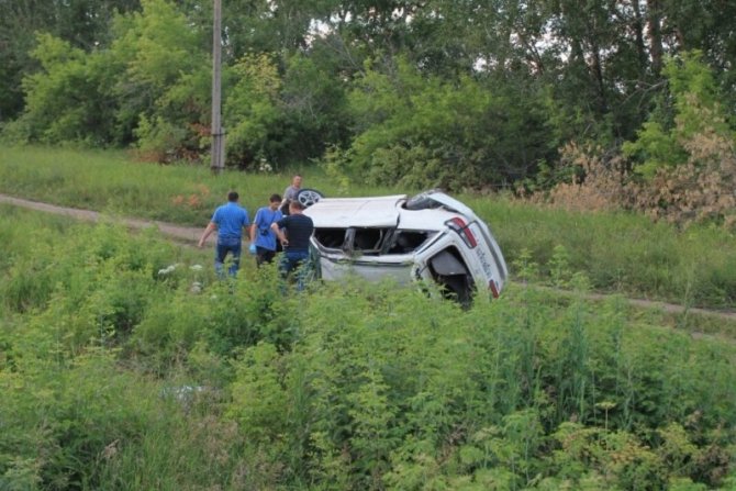 Под Новосибирском при опрокидывании автомобиля погибли двое детей (2).jpg